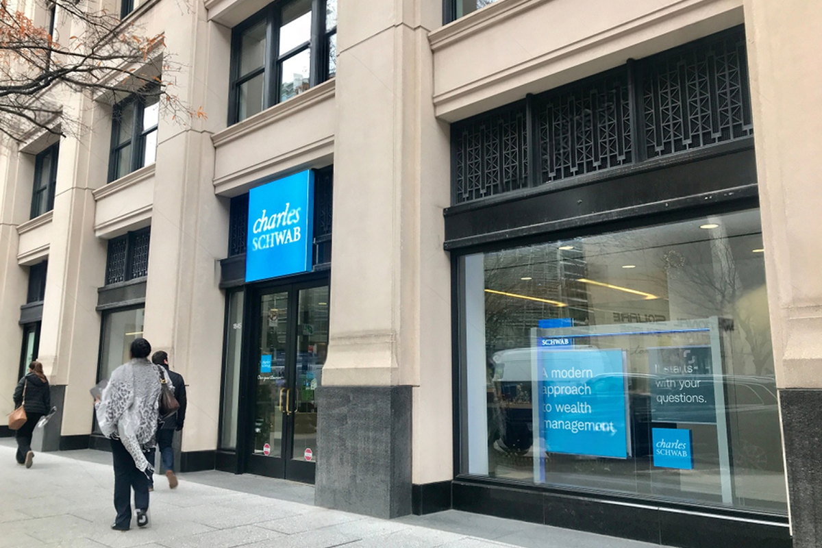 SKN | Charles Schwab at a 52-Week High: Signal of Strength or Late-Cycle Risk?