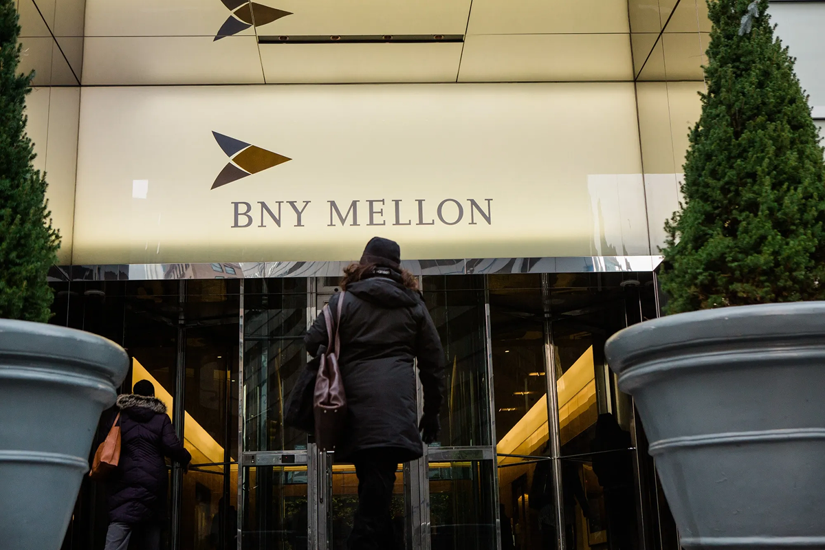 SKN | Bank of New York Mellon’s Valuation in Focus After F1 Partnership and Leadership Reset