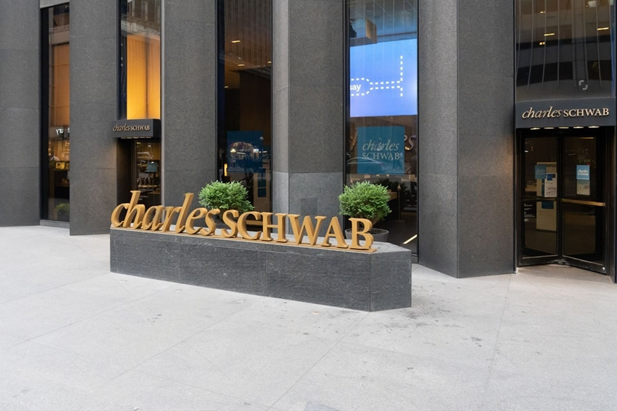 SKN | Charles Schwab’s Increased Exposure to MicroStrategy: Institutional Signal or Tactical Allocation?