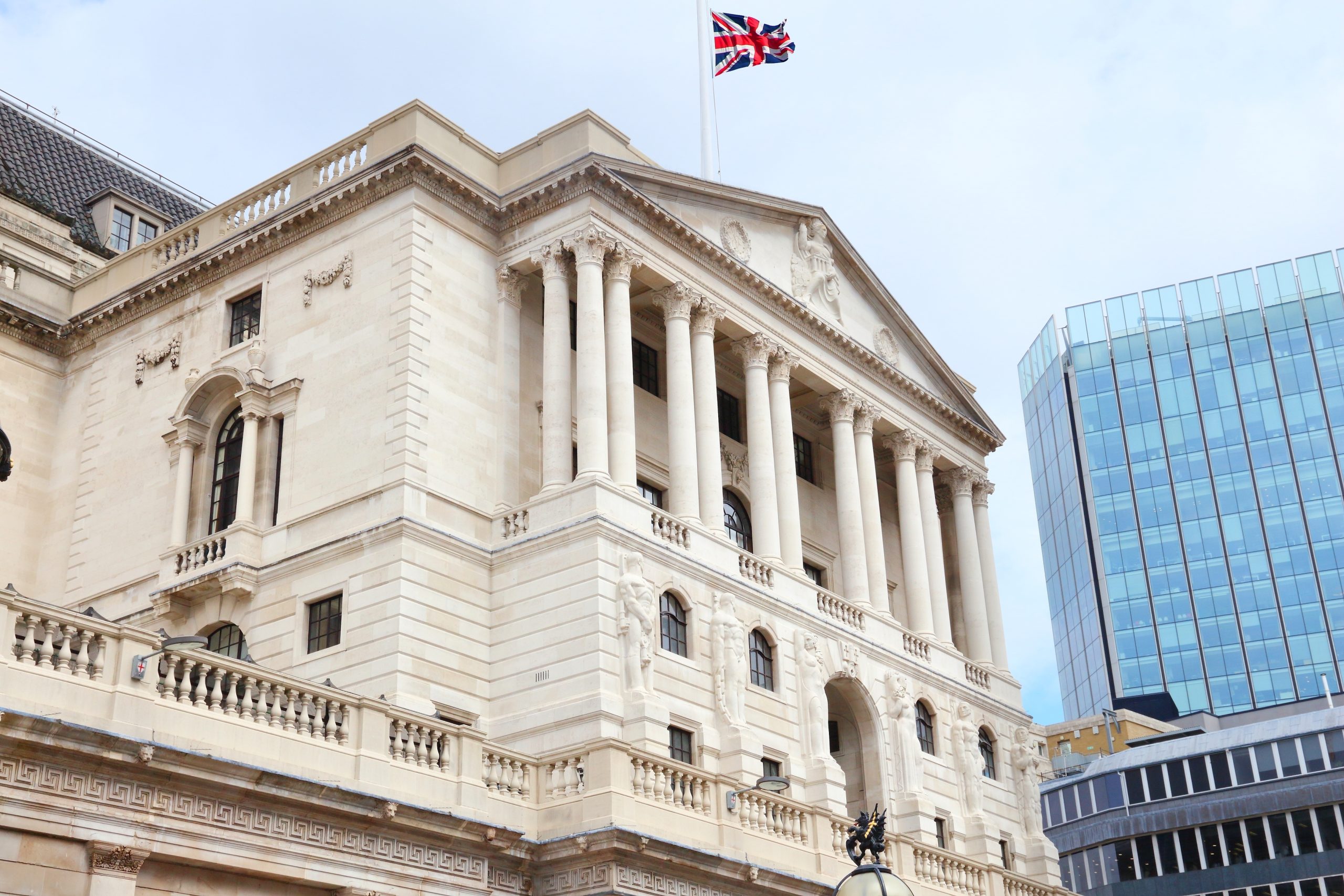 SKN | UK Banks Pursue Payment Independence While Italian Regulatory Scrutiny Intensifies: Implications for HNWI Cross-Border Strategy