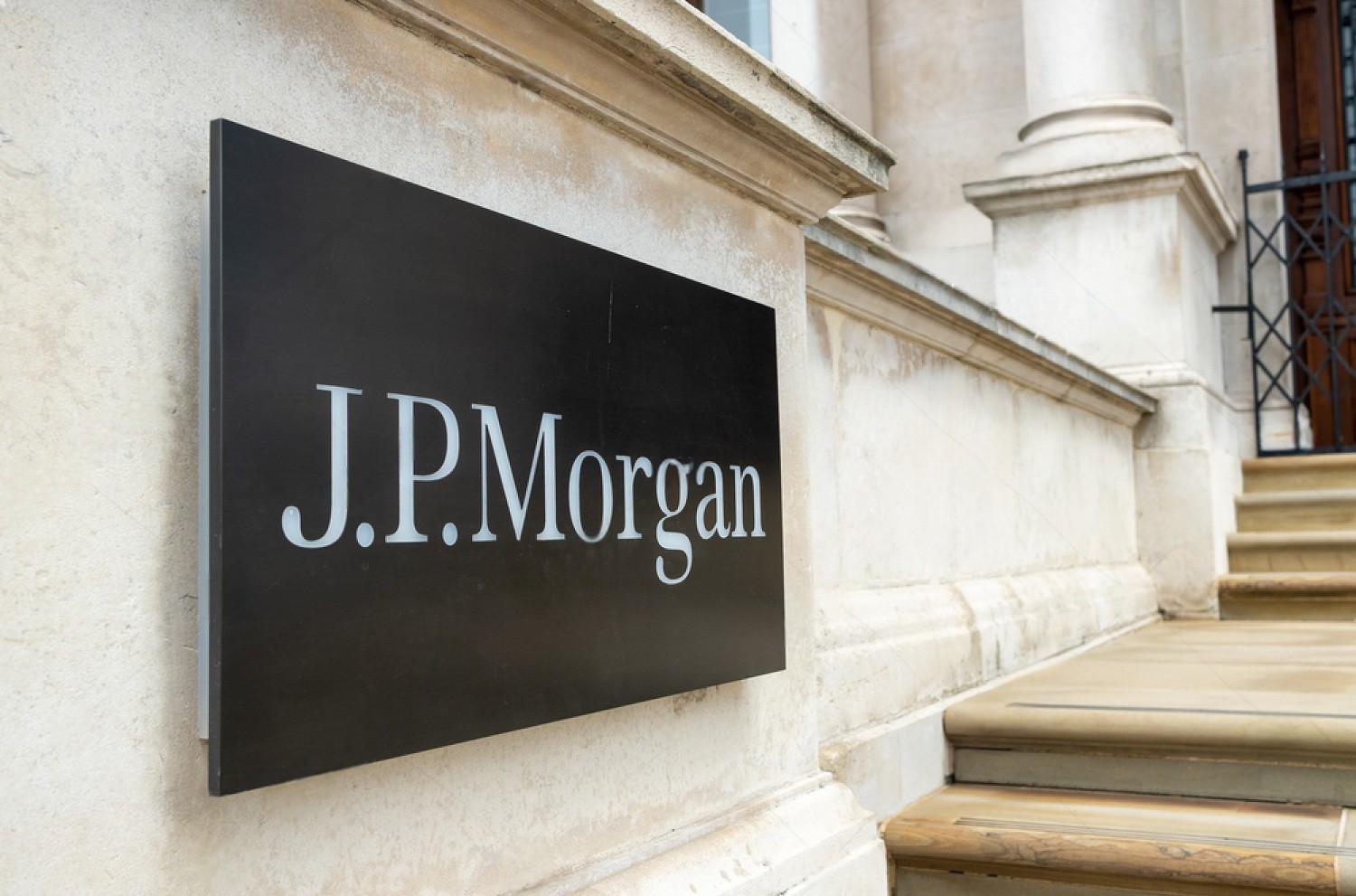 SKN | JPMorgan Plans Worker Redeployment as AI Investment Accelerates