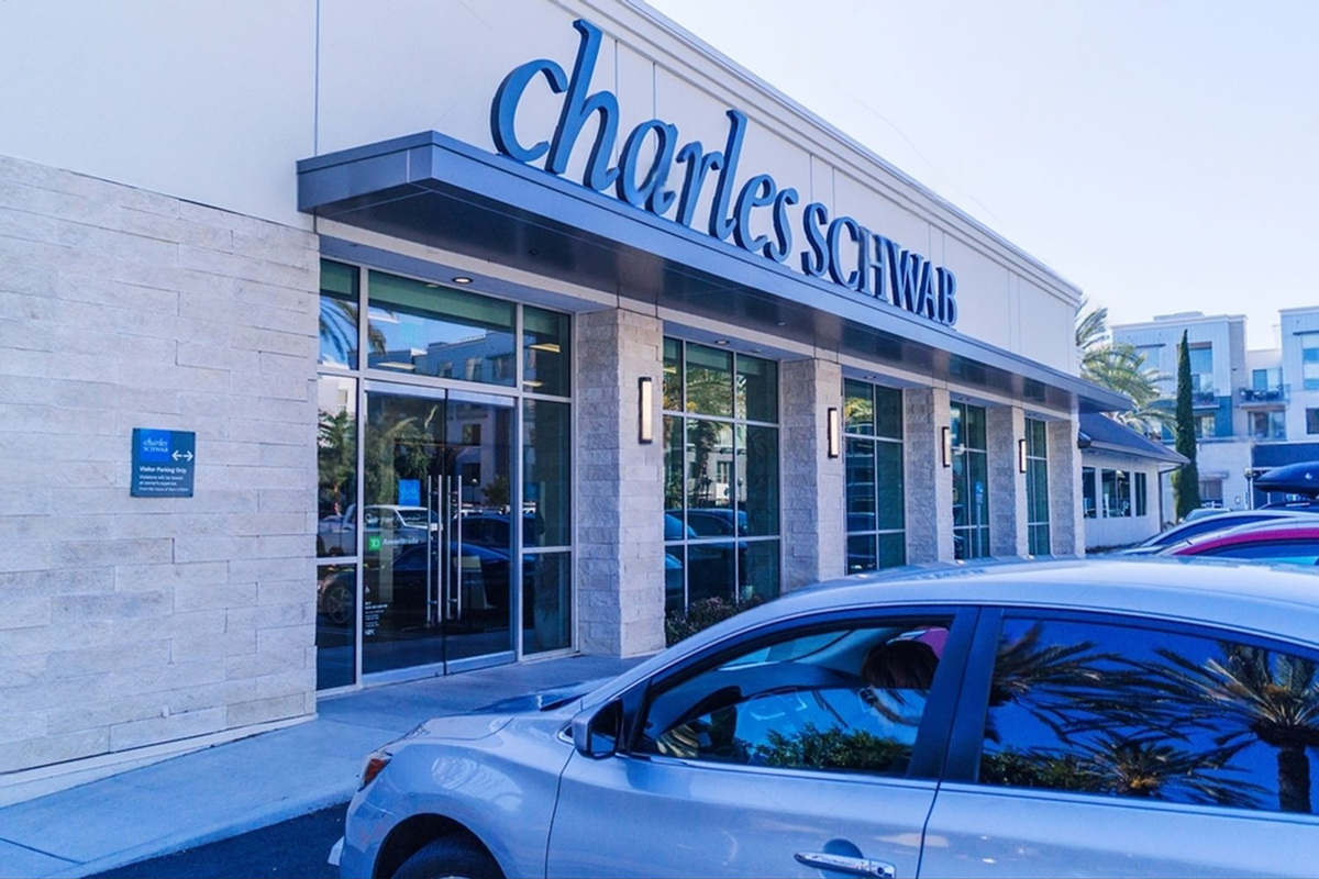 SKN | Charles Schwab After the Pullback: Valuation Reset or Structural Repricing?