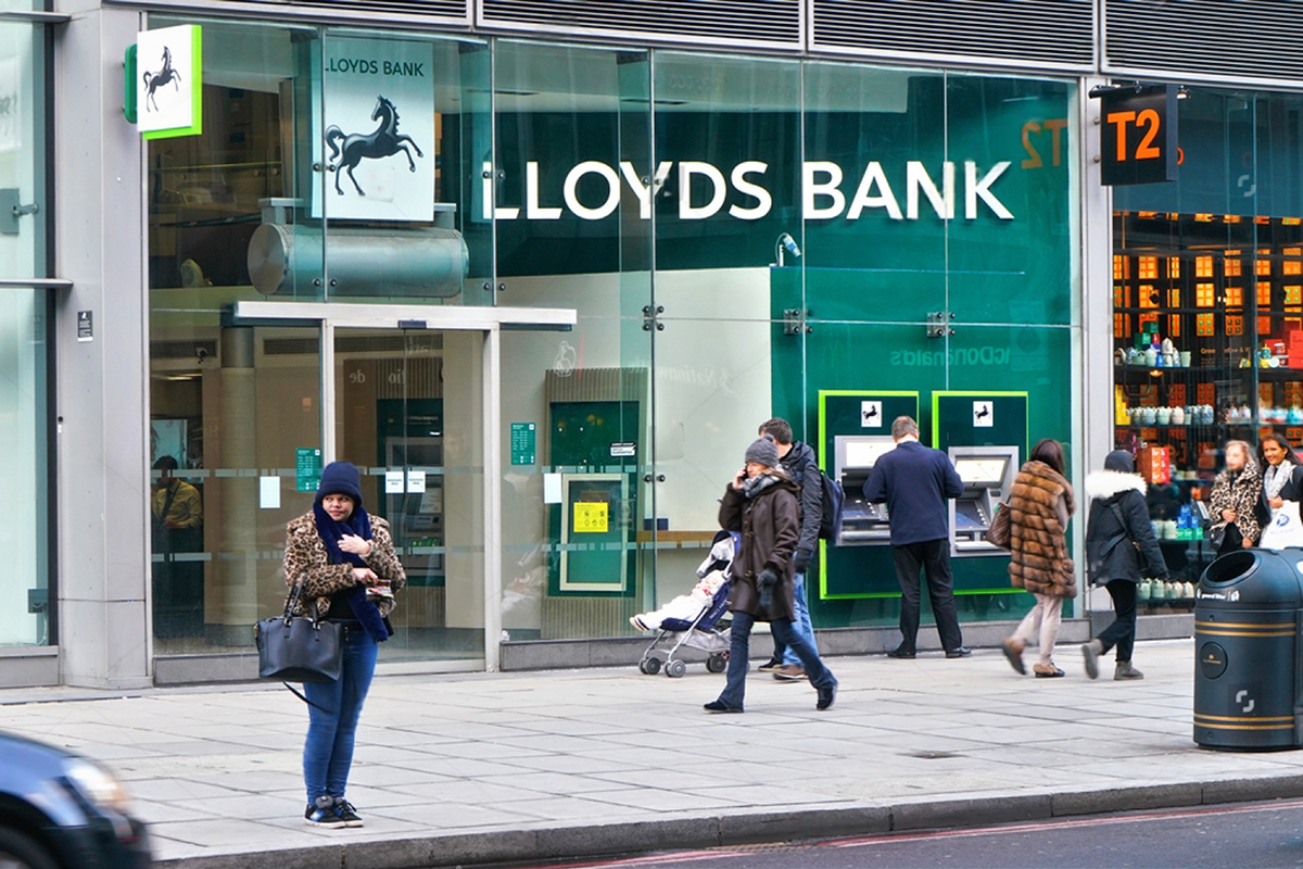 SKN | Lloyds Transitions to Fully Digital Account Openings: Efficiency Gain or Structural Banking Shift?