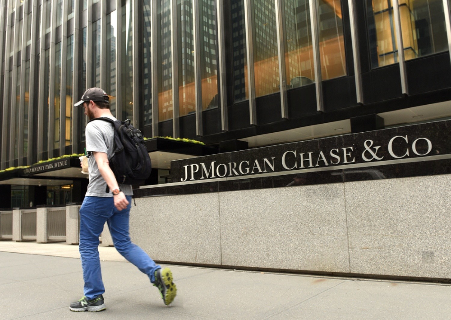 SKN | JPMorgan Favors Barclays and Deutsche Bank as Middle East Volatility Lifts Trading Outlook