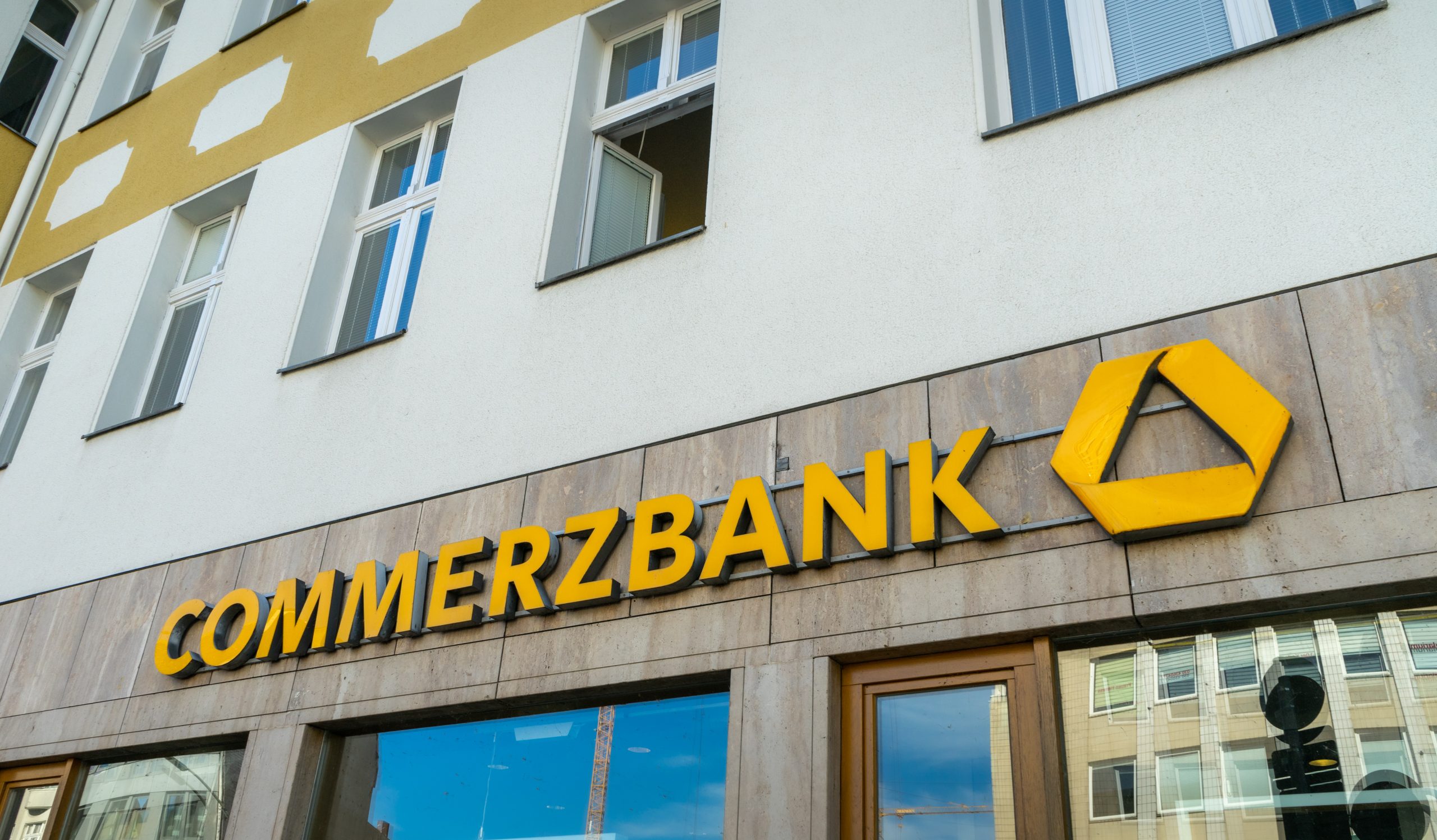 SKN | European Banking Consolidation Signals: What Commerzbank’s Warning and Italian Bank Realignment Mean for Cross-Border Capital Positioning
