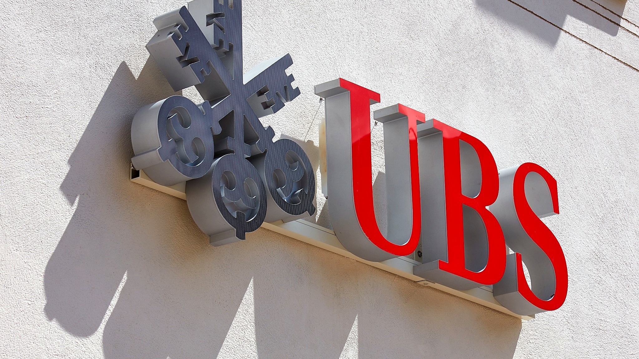 SKN | UBS Lowers Gold Forecasts as Fed Easing Expectations Shift