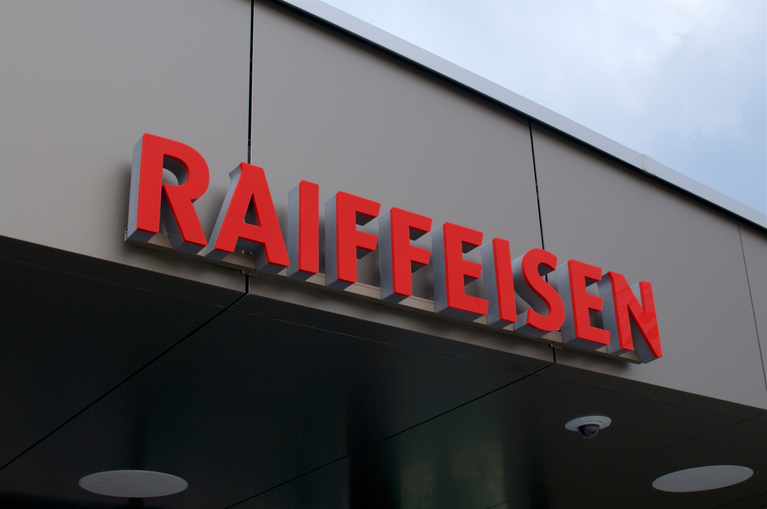 SKN | Raiffeisen Switzerland and the Quiet Strength of Cooperative Banking in a Fragmented Financial Cycle